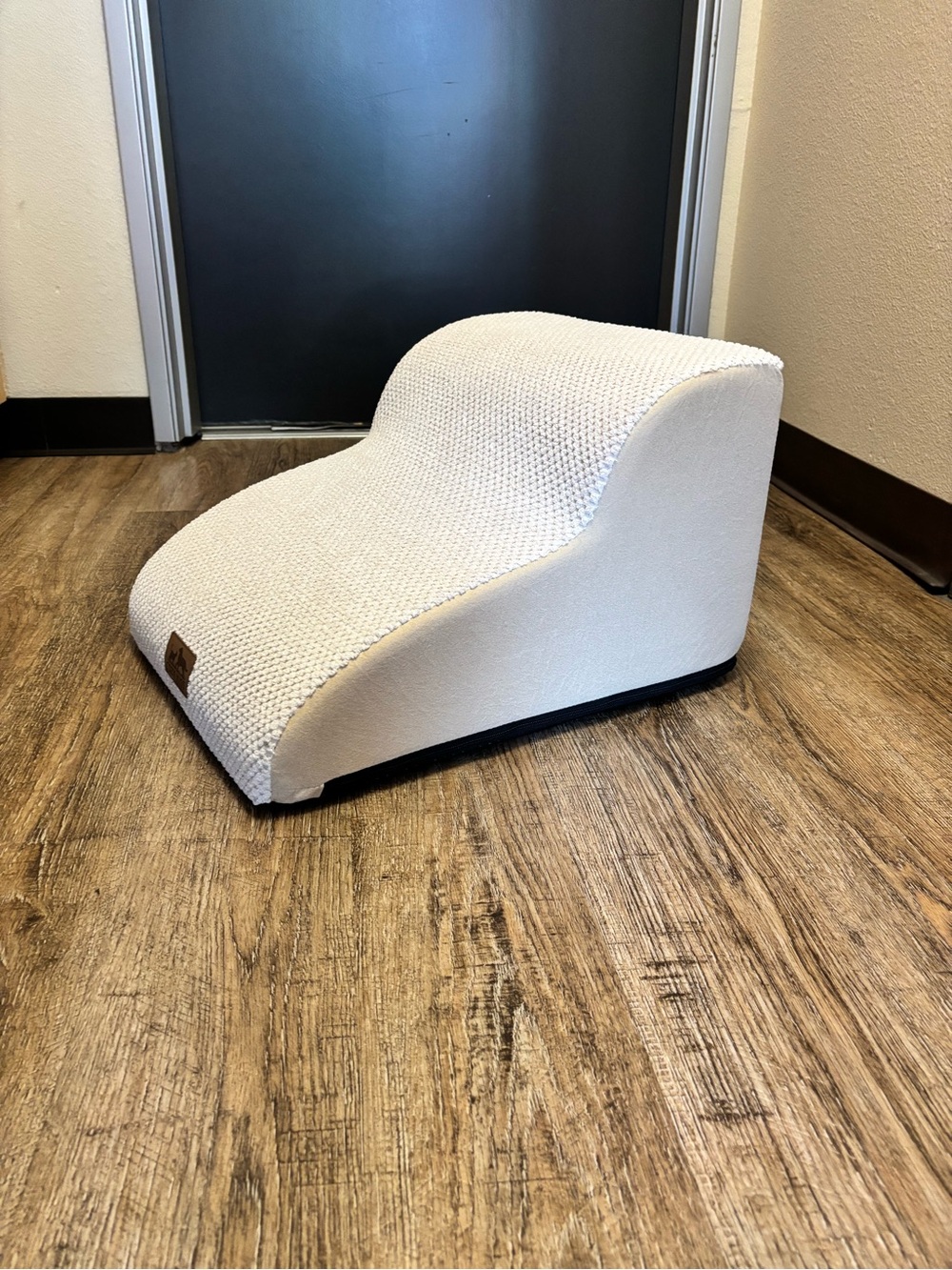Curved Pet Lounge Ramp - Cream Dog Step & Rest